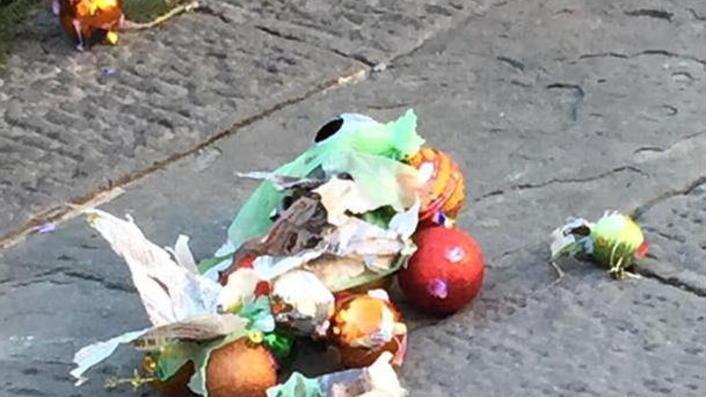 Vandali scatenati a Massa Spaccate le palle dell’albero