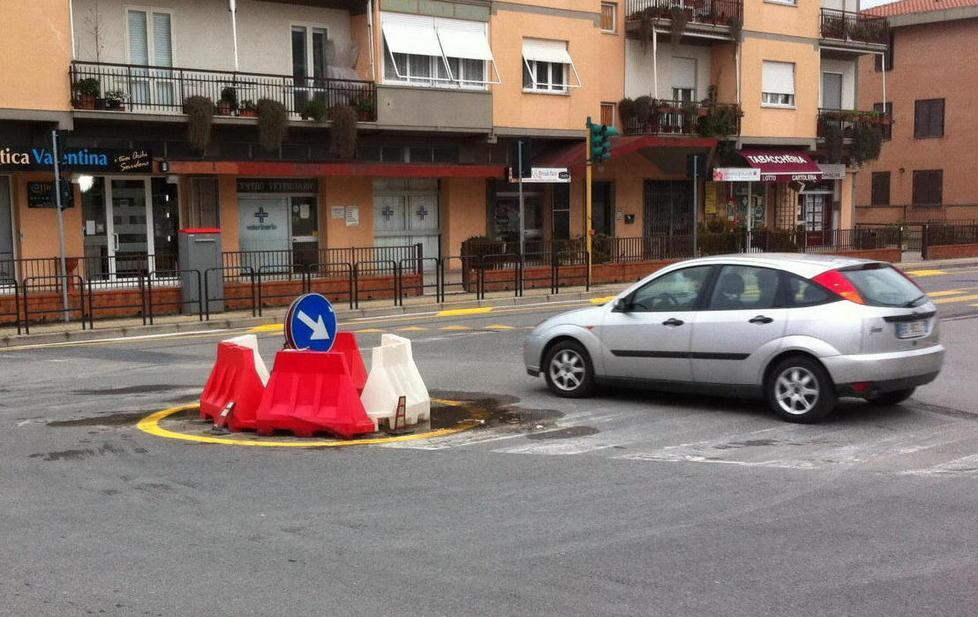 Rotatoria pericolosa in via Golino 