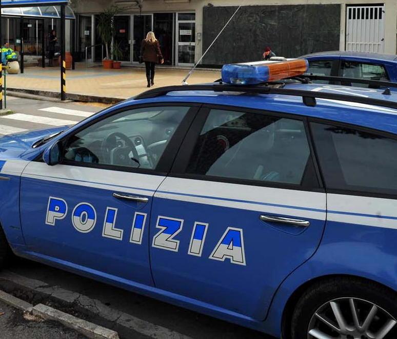 Schianto alla rotatoria: 4 feriti 