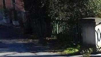 Fioriere distrutte e pietre divelte al ponte delle Catene