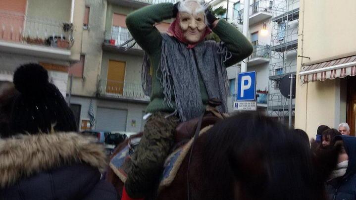 Prodotti tipici, musica e dolciumi Villafranca ha festeggiato la vecchina