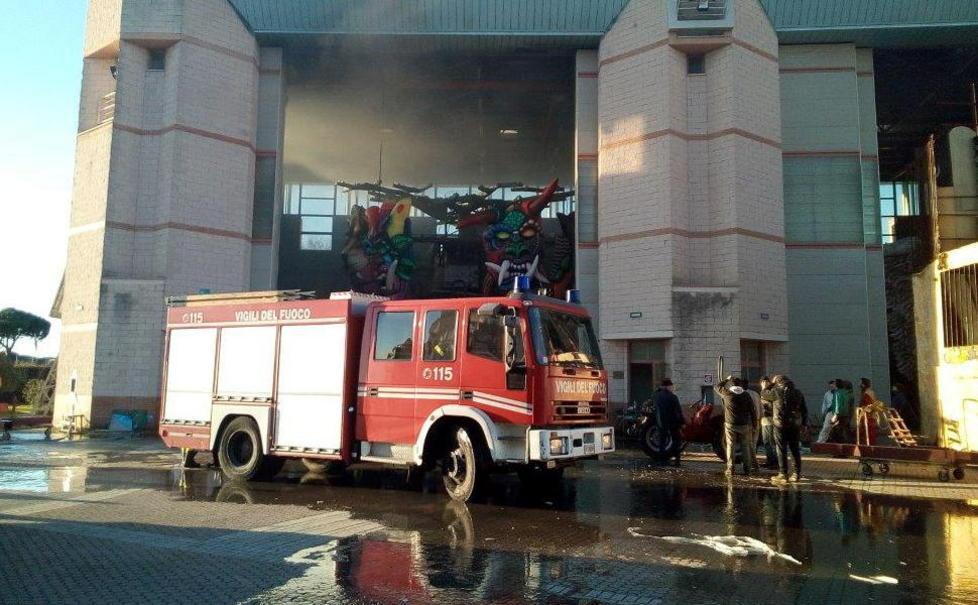 Fuoco in un hangar paura in Cittadella 