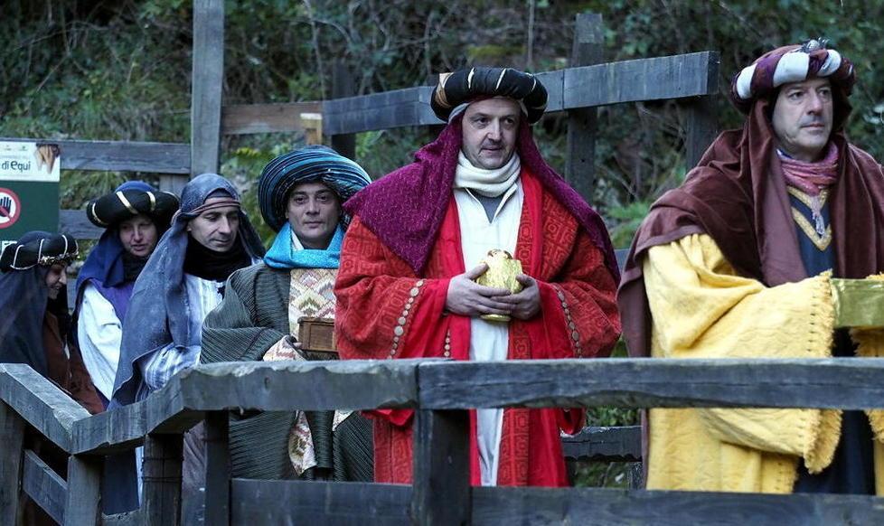 La Befana acrobata si lancia da 30 metri nelle Grotte di Equi