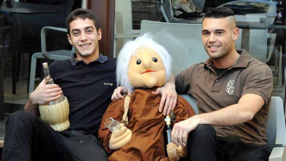 In canotto o sidecar sempre tra la folla È la mitica Befana