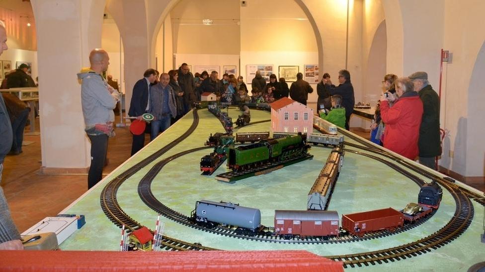 L’esposizione di trenini fa il pienone