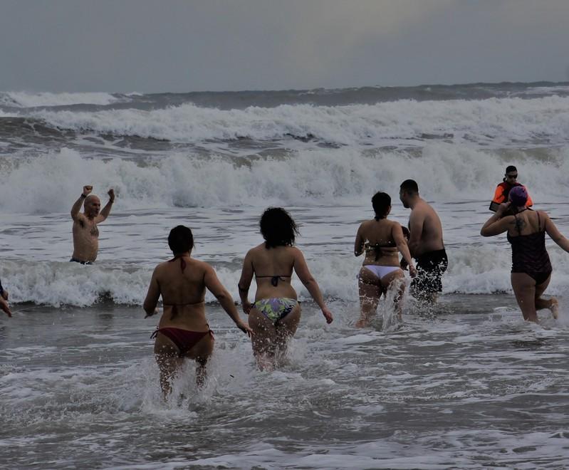 Tuffo tra le onde, in 18 sfidano il gelo