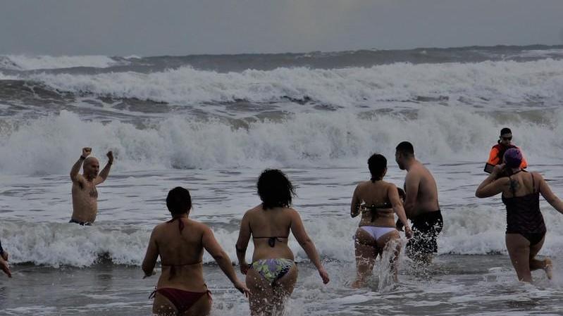 Tuffo tra le onde, in 18 sfidano il gelo