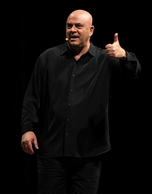 Sul palco di Sanremo Carlo Conti chiama anche Maurizio Crozza 