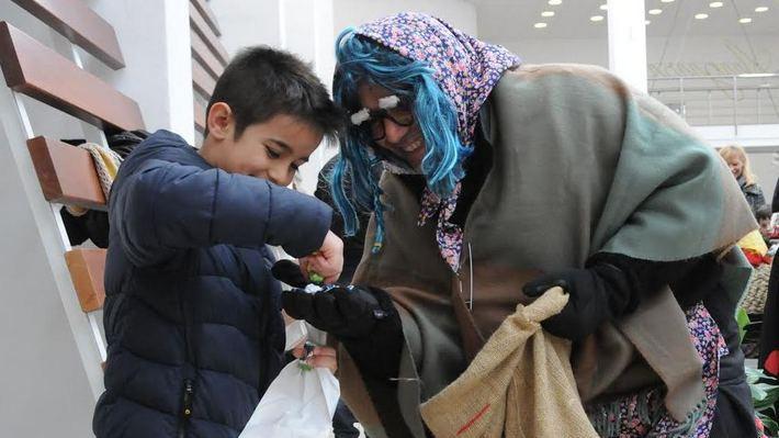 La Befana con la scopa si cala dal campanile