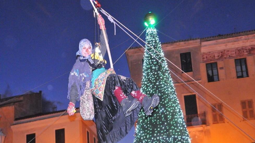 Tanti applausi per la befana dei vigili