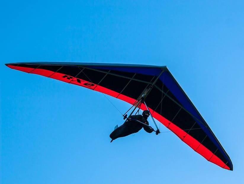 Cade con il parapendio mentre atterra: salva 