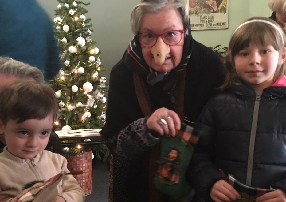 Calze piene di dolci per i bambini della multisala Novecento 