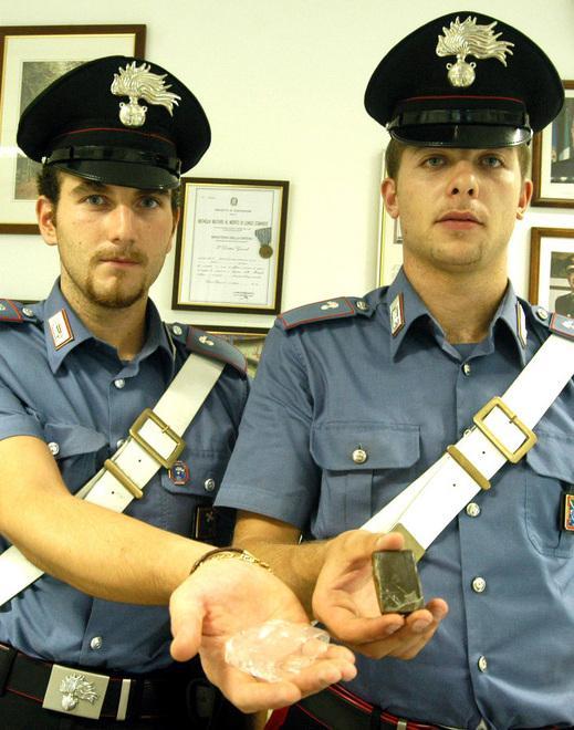 Lui telefona al 112 lei dà ai carabinieri l’hascisc del marito 