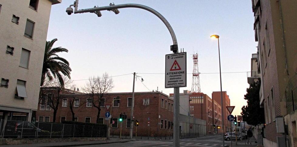 Viale Mameli, il semaforo che fa le multe è già pronto a partire: entro fine mese il collaudo