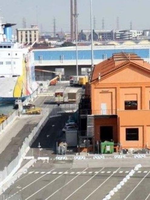 Stazione marittima, il bar riapre: salvi 13 posti di lavoro