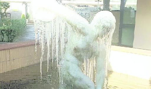 Acqua congelata in una fontana all'hotel Le Dune