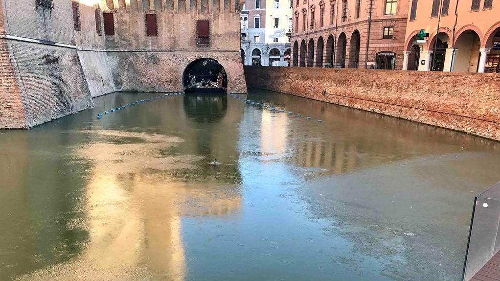 Freddo, il fossato del Castello e il Volano ghiacciati nella notte