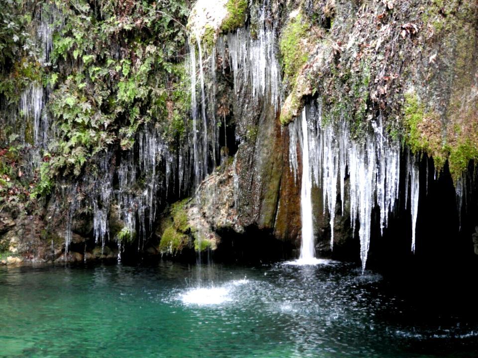 Stalattiti di ghiaccio a Rio Buti (Prato)
