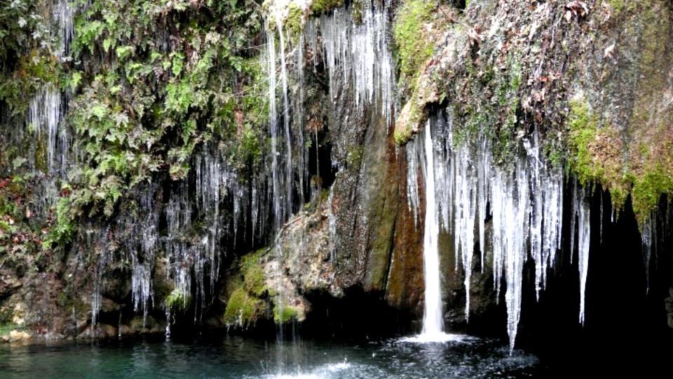 Stalattiti di ghiaccio a Rio Buti (Prato)