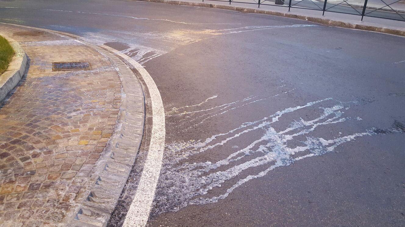 La rotatoria ghiacciata in piazza Giovine Italia