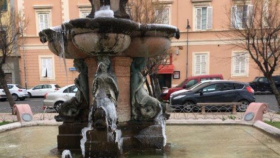La fontana del Nettuno ghiacciata