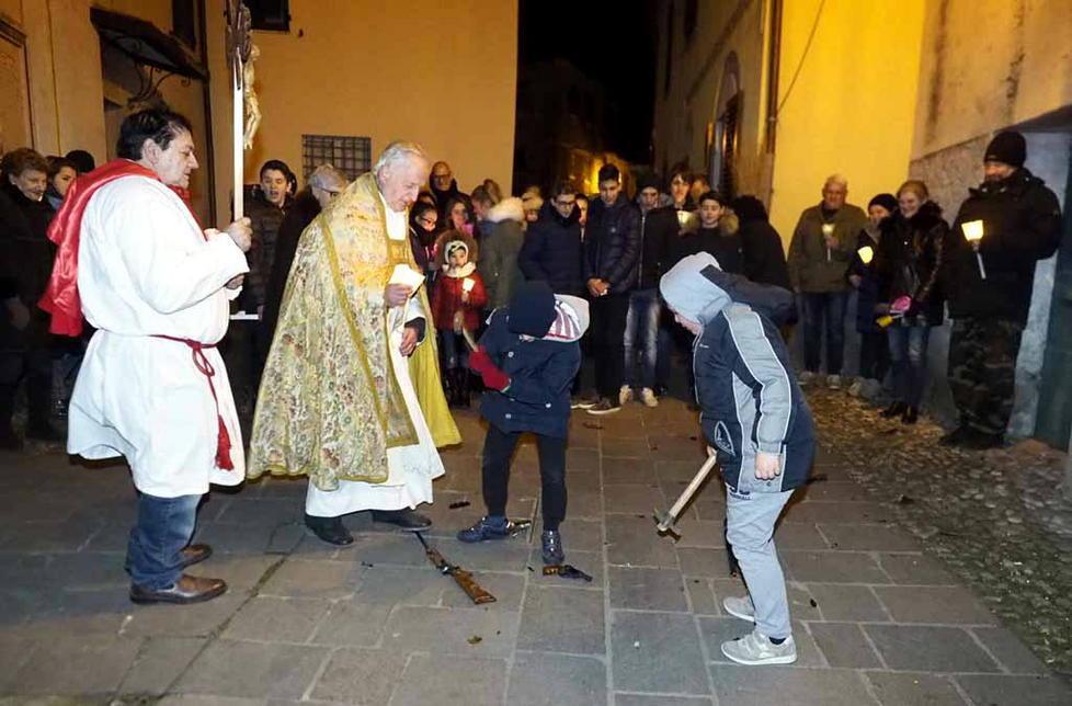 Bimbi in piazza per distruggere le armi giocattolo 