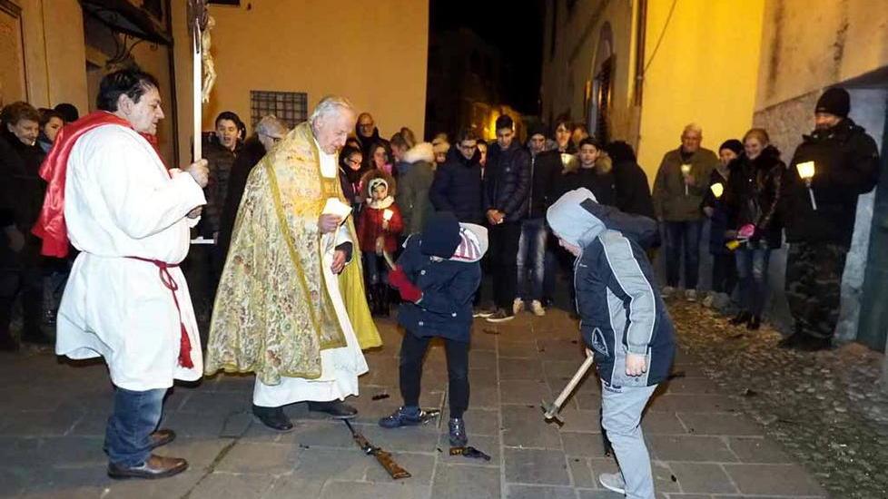 Bimbi in piazza per distruggere le armi giocattolo