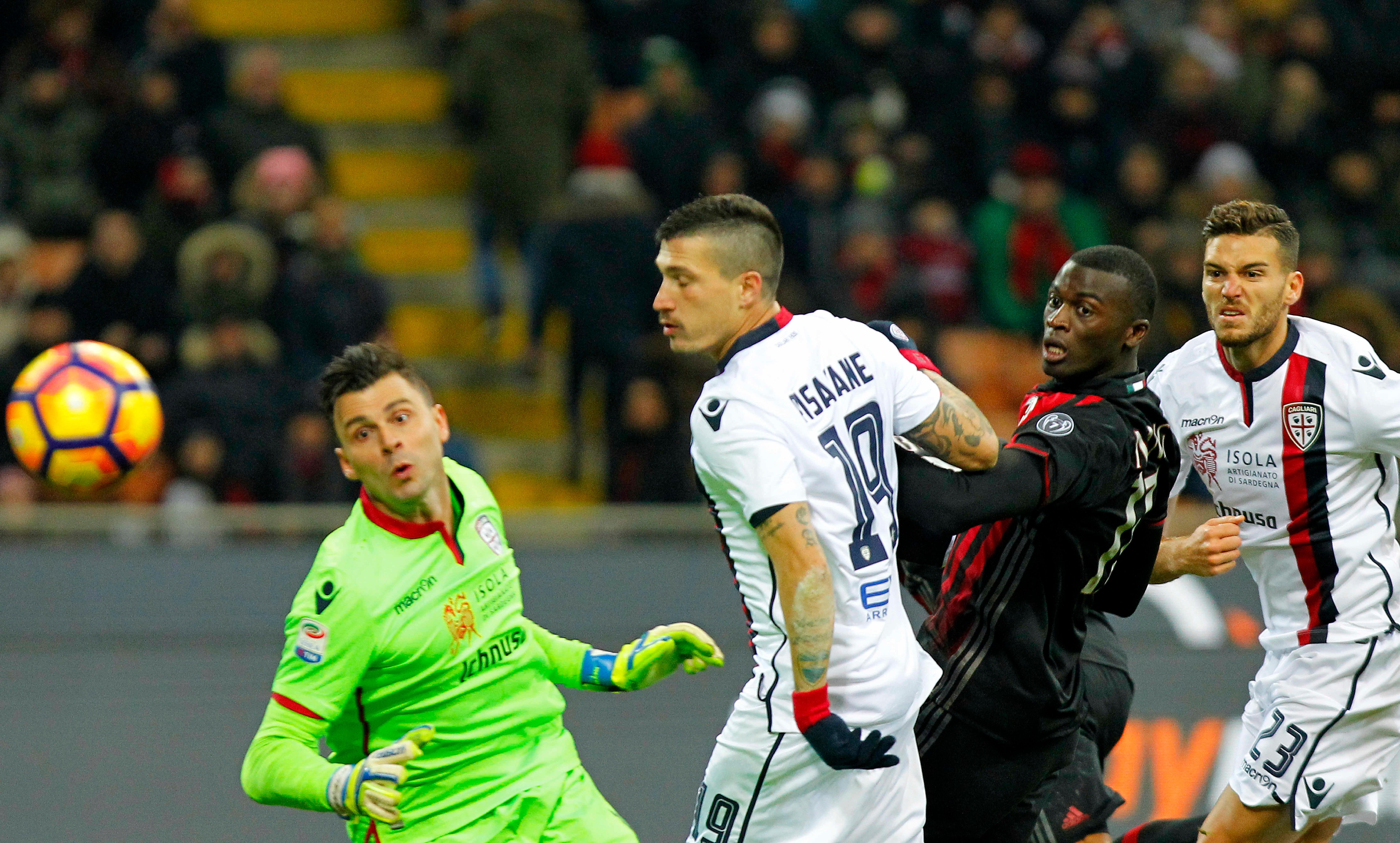 Cagliari, beffa a San Siro: il Milan vince nel finale