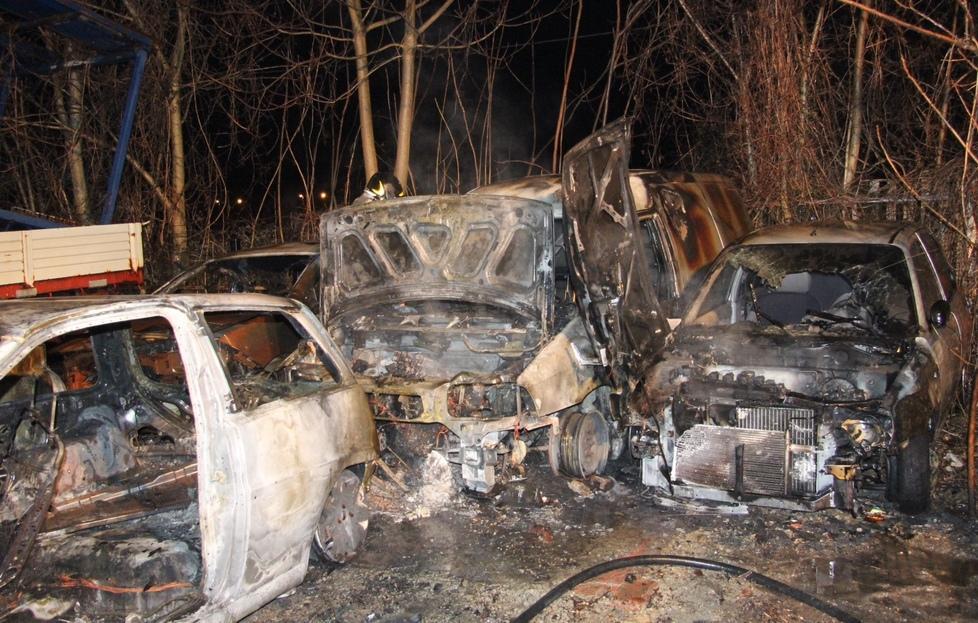Incendio doloso: distrutte quattro auto
