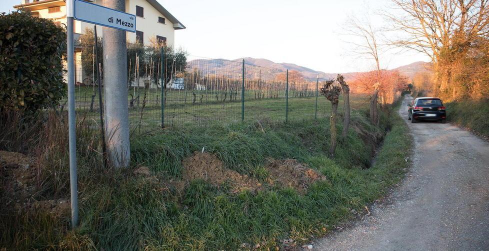 Via di Mezzo, unica strada per accedere ad agriturismi e altre attività della zona (foto Nucci)