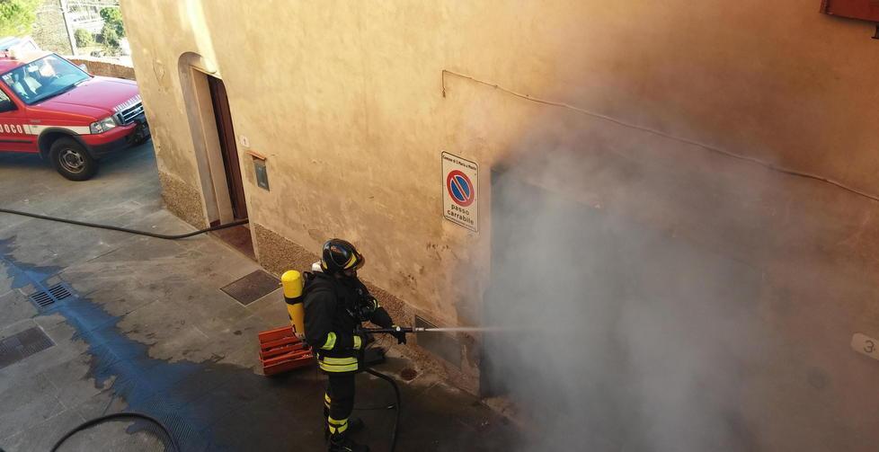 Va a fuoco garage anziano all’ospedale 