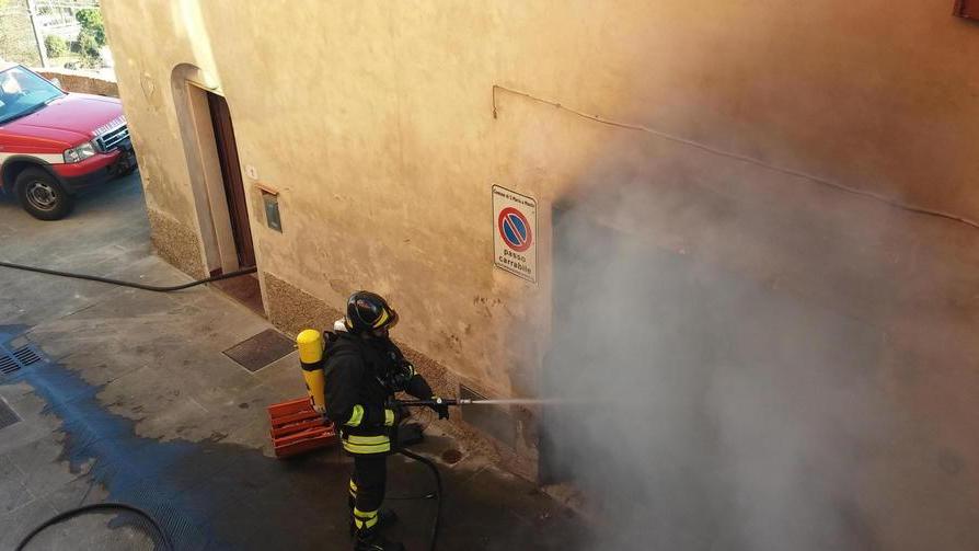 Va a fuoco garage anziano all’ospedale