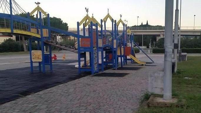 Cavi nel parco, lampioni messi in sicurezza