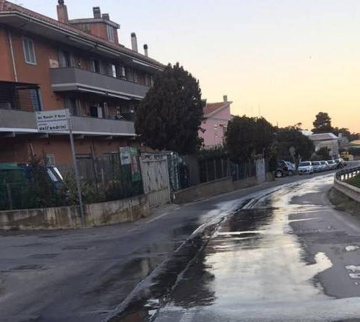 Tubo rotto e strada gelata Via del Campone in tilt 