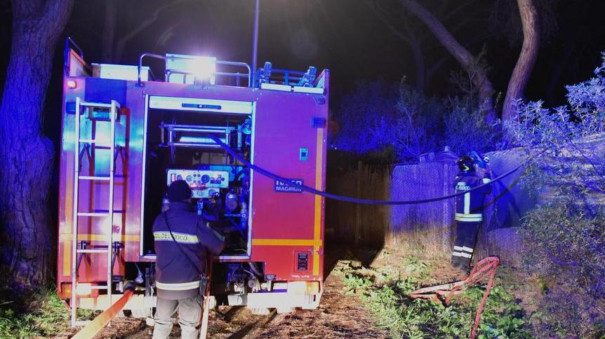 Getta i resti del camino Il rogo distrugge un capanno