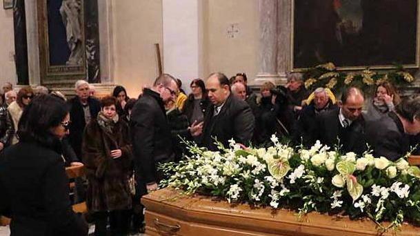 L’abbraccio della città a Cupini
