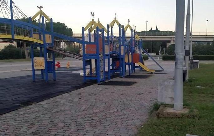Cavi nel parco, lampioni messi in sicurezza 