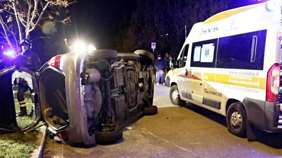 Urta una Smart e si ribalta donna incastrata alla Leccia