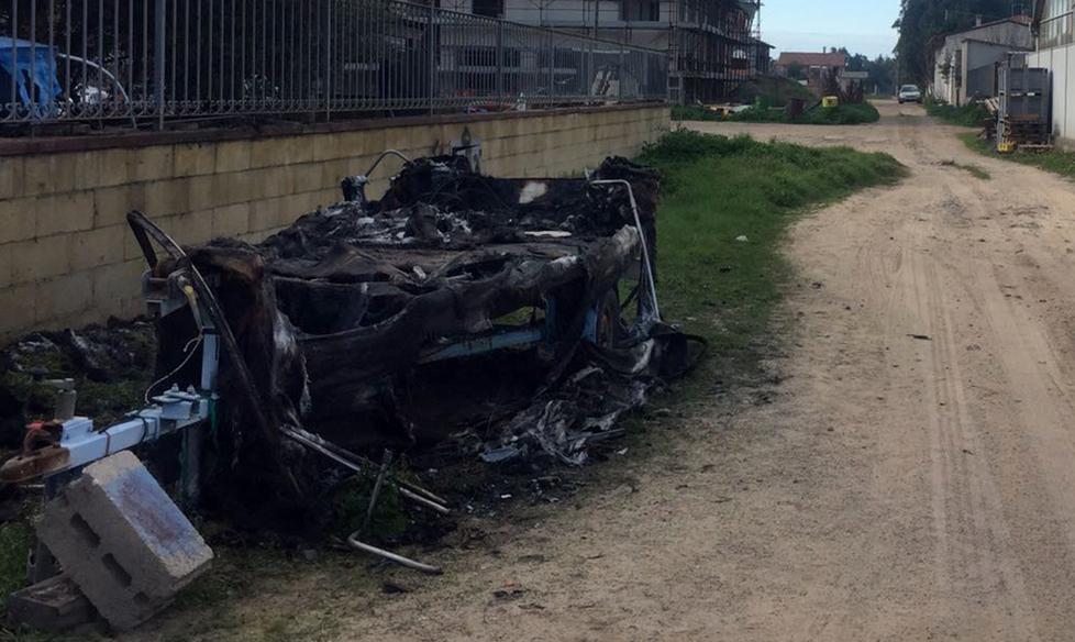 Barca incendiata in via Deledda