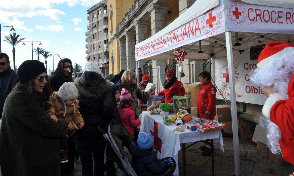 Un mare di giochi regalati ai bambini