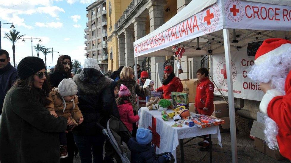 Un mare di giochi regalati ai bambini