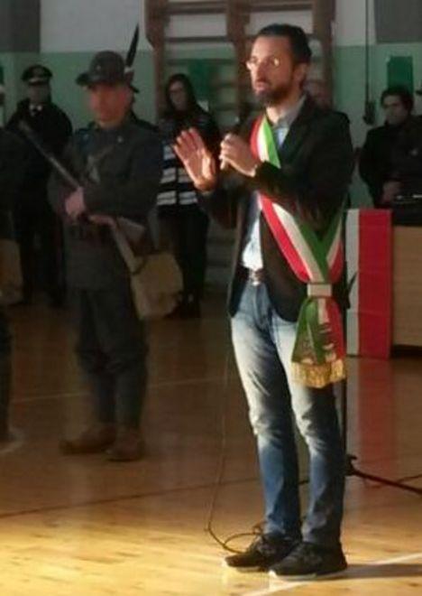 Il Tricolore sfila davanti a mille studenti 