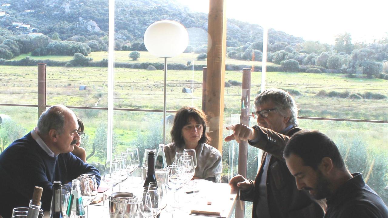 Oscar Farinetti a tavola con Tino Demuro nella cantina di Vigne Surrau