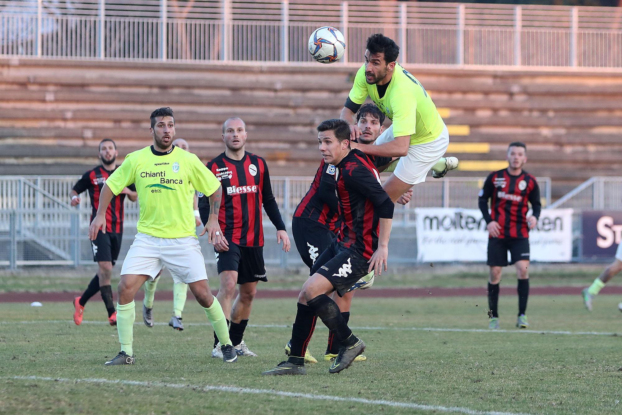 Un'azione pericolosa del Montecatini (Foto Nucci)
