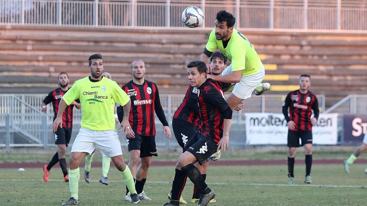 Un'azione pericolosa del Montecatini (Foto Nucci)