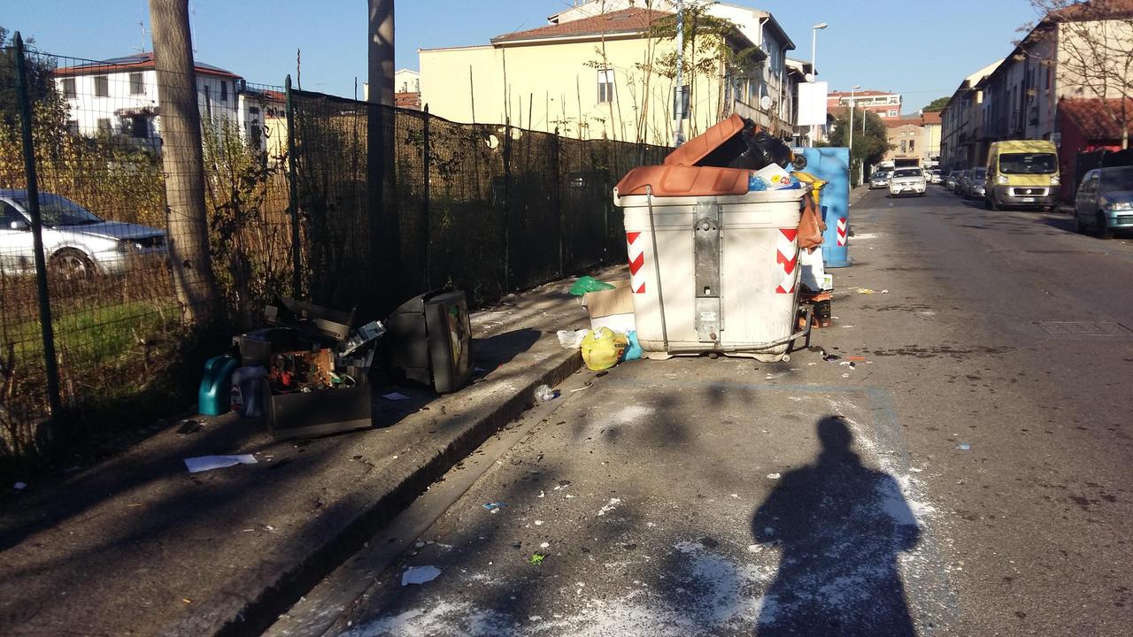 Via Orti del Pero, uno dei punti dove vengono accumulati i rifiuti