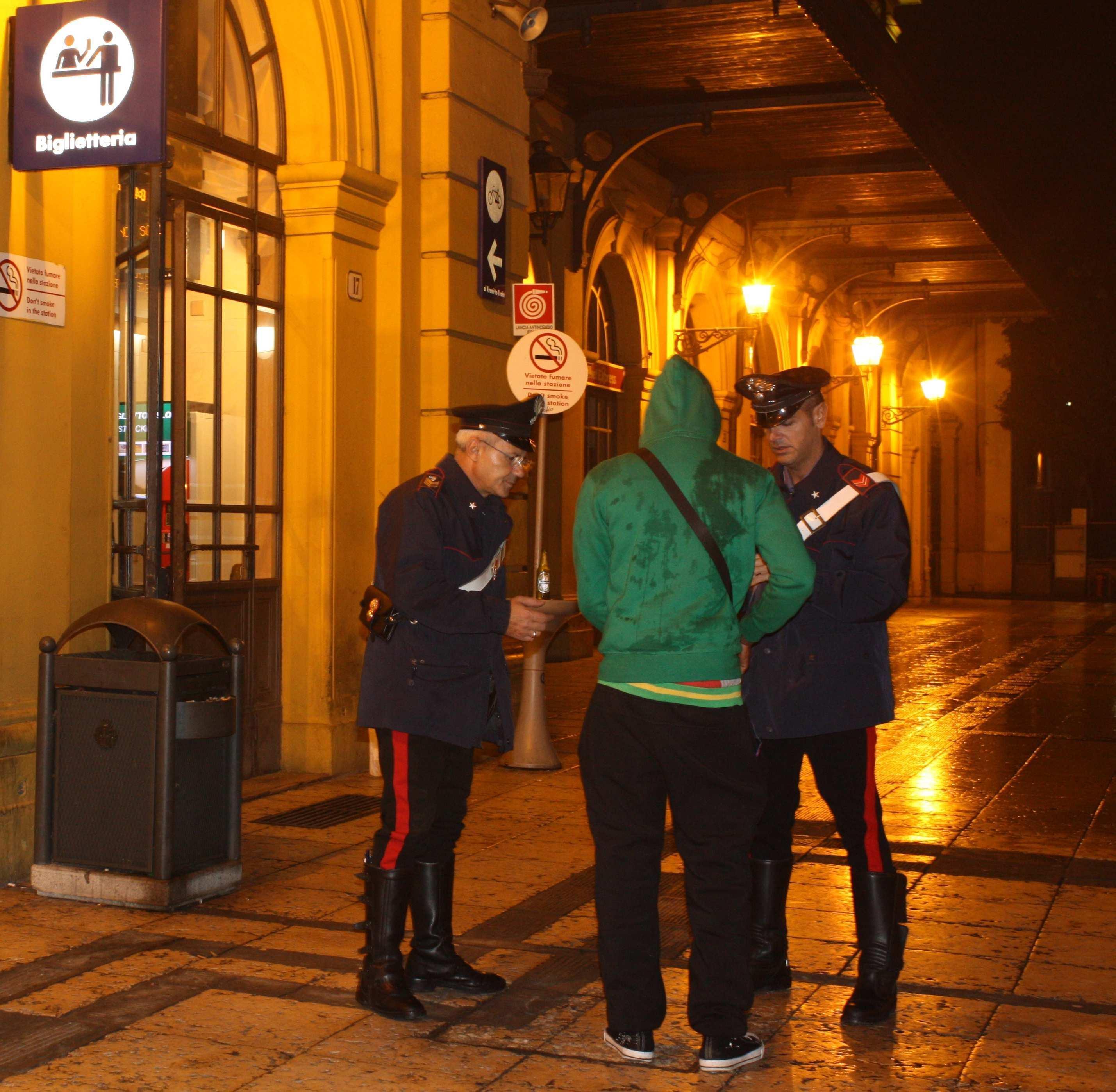 I carabinieri in stazione: hanno arrestato un rapinatore che ha sfregiato una donna