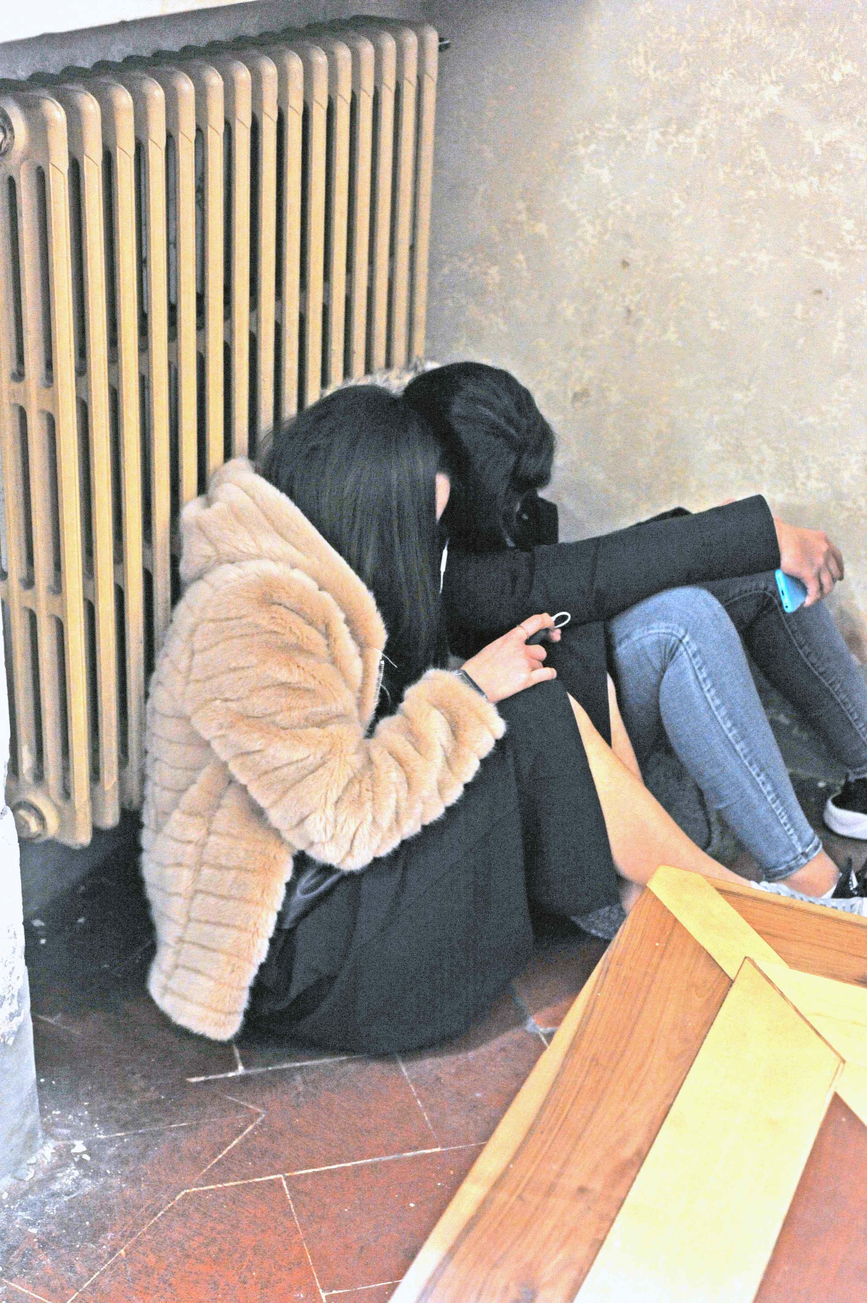 Studenti seduti accanto al termosifone (Foto Lorenzo Gori)