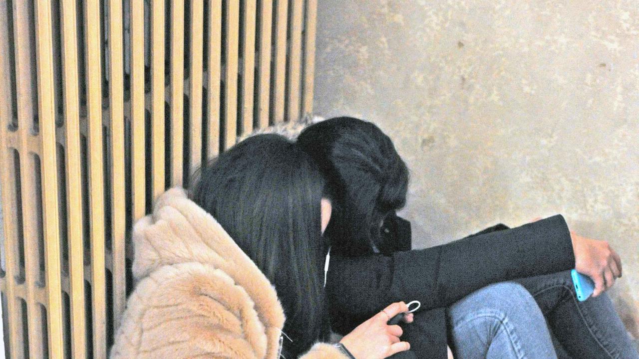 Studenti seduti accanto al termosifone (Foto Lorenzo Gori)