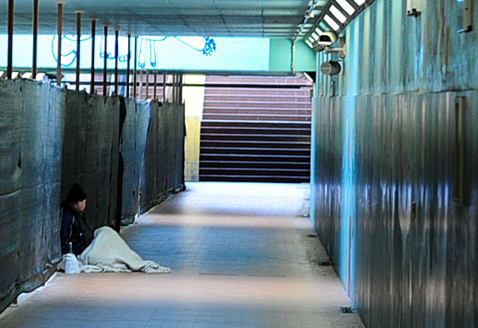 Modena, senzatetto vive da 18 anni dentro la stazione 